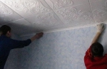 Поклейка потолочного плинтуса
