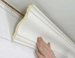 Как клеится потолочный багет?